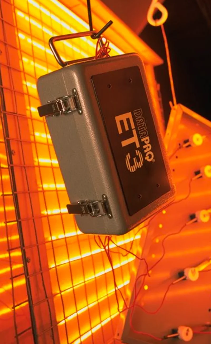 Equipamento de datapaq para leitura térmica industrial dentro de um forno industrial.